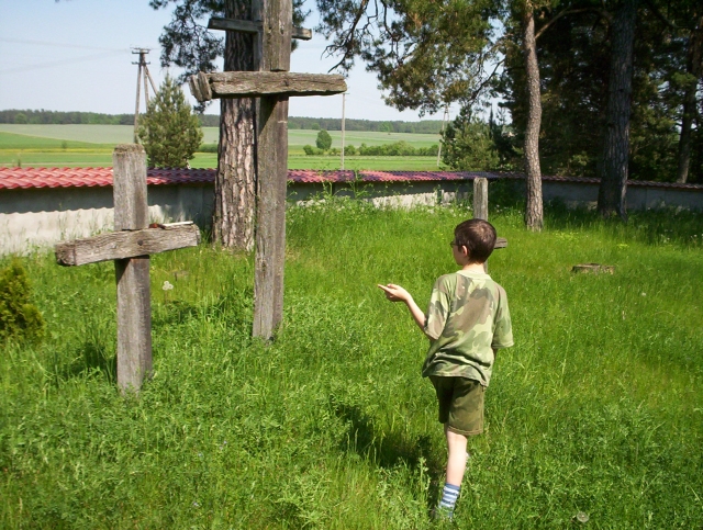 Mi�osz liczy krzy�e przy cerkwi